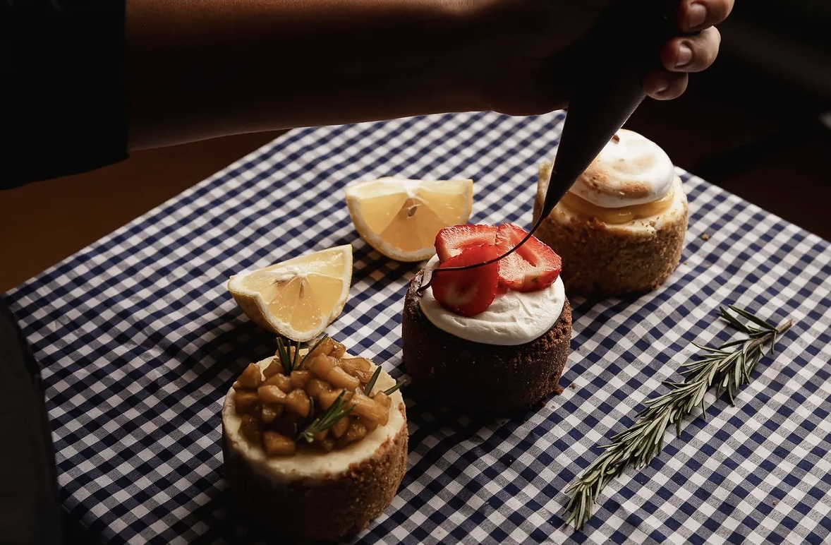 Proceso de decoración de cheesecakes